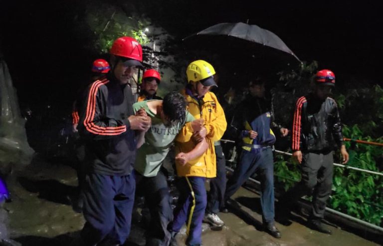 केदारनाथ पैदल मार्ग पर गहरी खाई में गिरे युवक का एसडीआरएफ ने किया सफल रेस्क्यू