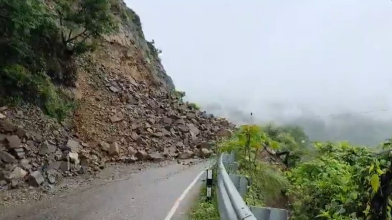 केदारनाथ पैदल मार्ग पर भैरव मंदिर के पास भारी भूस्खलन,