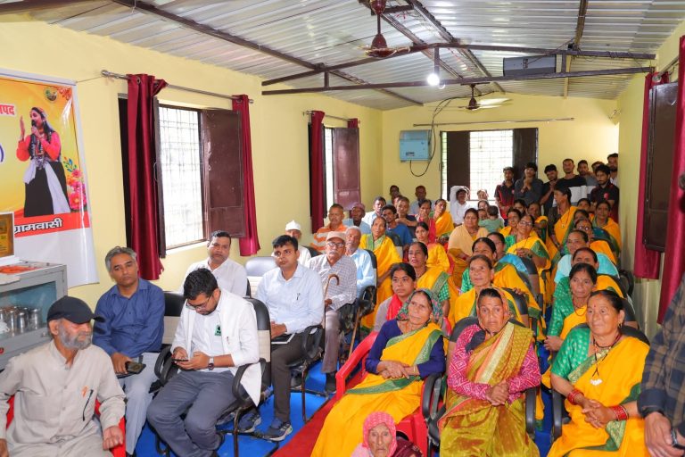 खिर्सू के कठूड़ गांव पहुंचीं डीएम स्वाति भदौरिया, चौपाल में