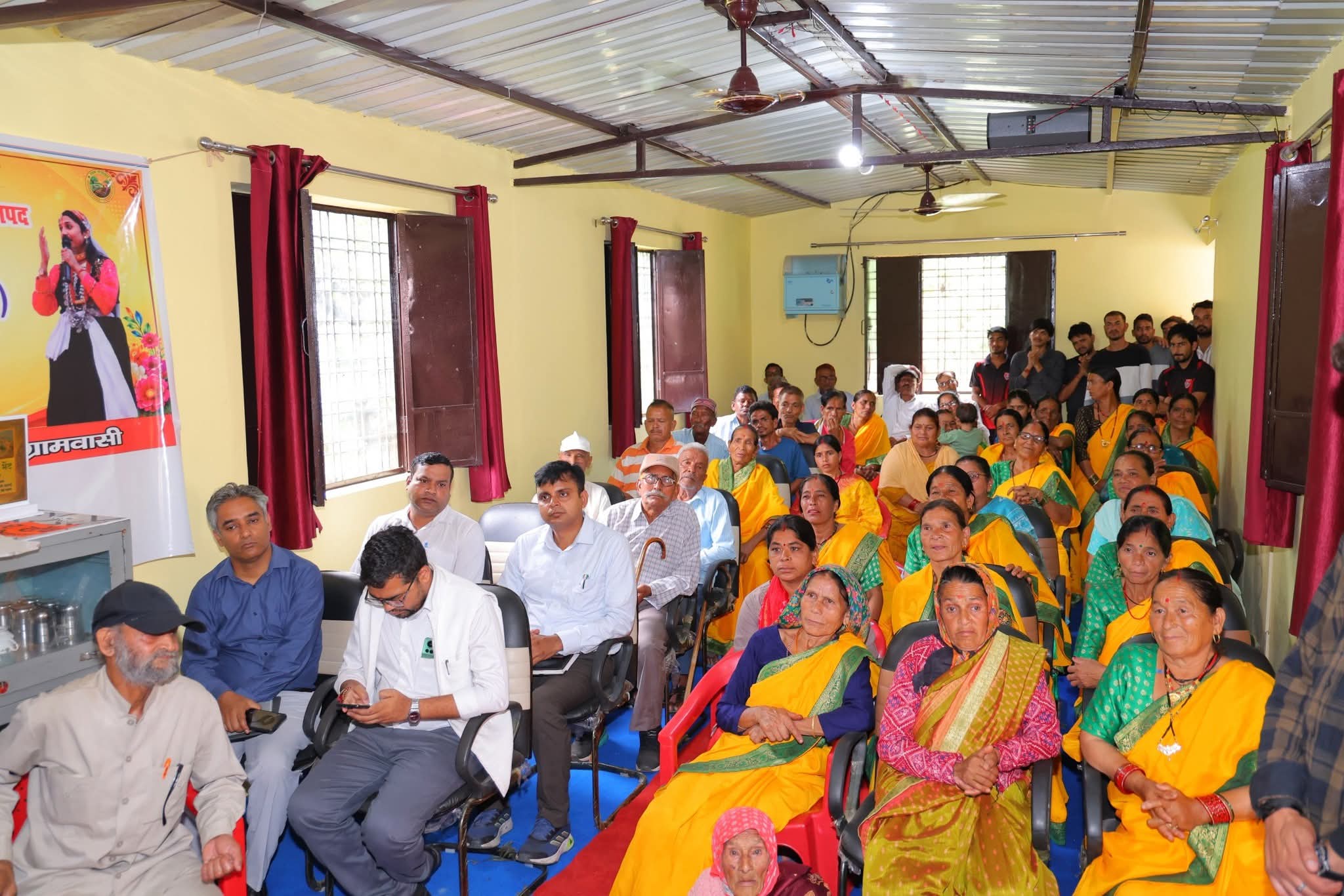खिर्सू के कठूड़ गांव पहुंचीं डीएम स्वाति भदौरिया, चौपाल में