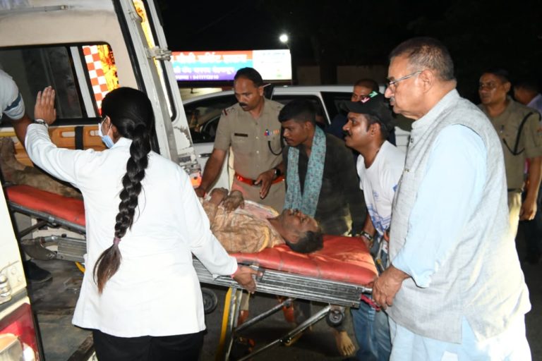 गढ़ी कैंट में मलबा गिरने से दो श्रमिक दबे, कैबिनेट मंत्री गणेश जोशी ने कराया रेस्क्यू