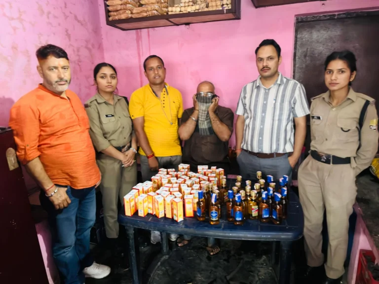 चाय की दुकान की आड़ में बिक रही थी अवैध