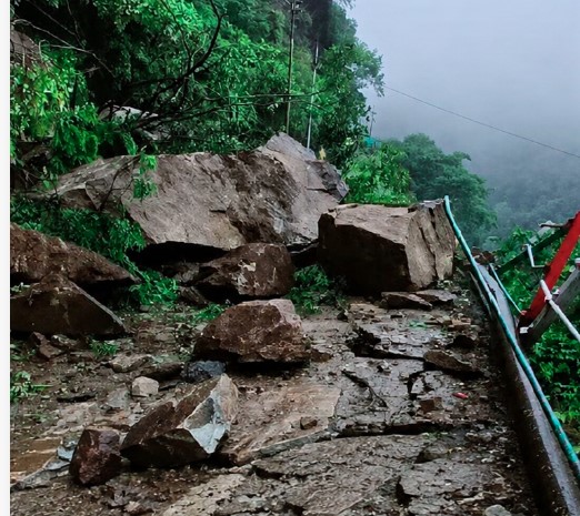 जंगलचट्टी क्षेत्र में केदारनाथ पैदल मार्ग पर गिरे बोल्डर, यात्रा पर लगी अस्थायी रोक