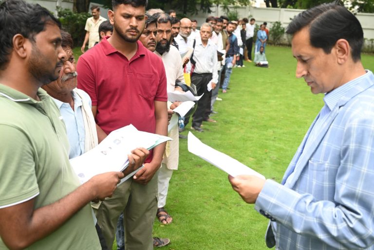 जनता मिलन में आयुक्त दीपक रावत का एक्शन, भूमि विवाद से लेकर धोखाधड़ी तक कई मामलों में दिए तत्काल निर्देश