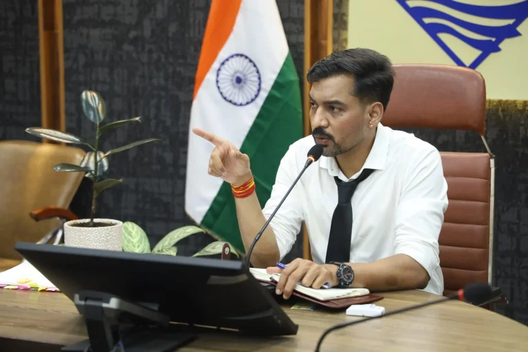 जनहित और नवाचार पर डीएम का फोकस, विभागों को समयबद्ध