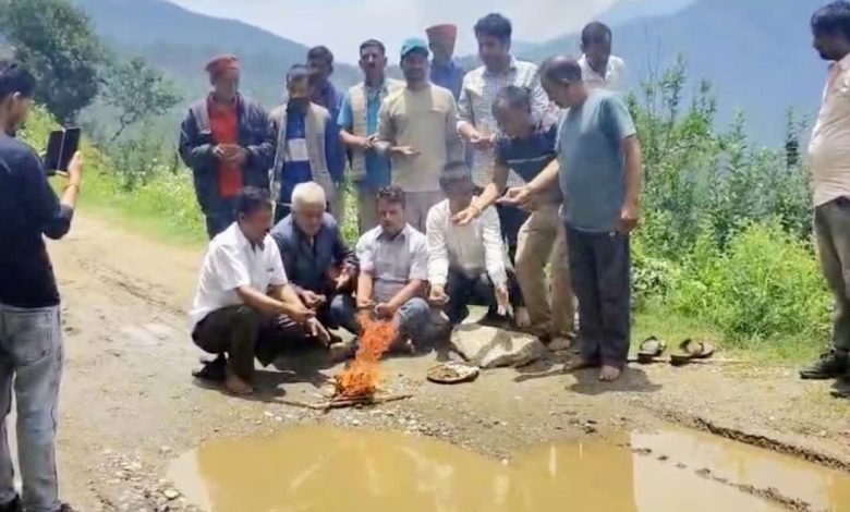 जर्जर सड़क पर ग्रामीणों ने किया ‘गड्ढा पूजन’, सात गांवों