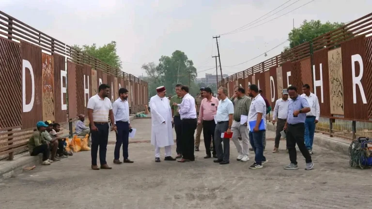 टौंस नदी पुल का एप्रोच मार्ग धंसा, लोनिवि मंत्री ने