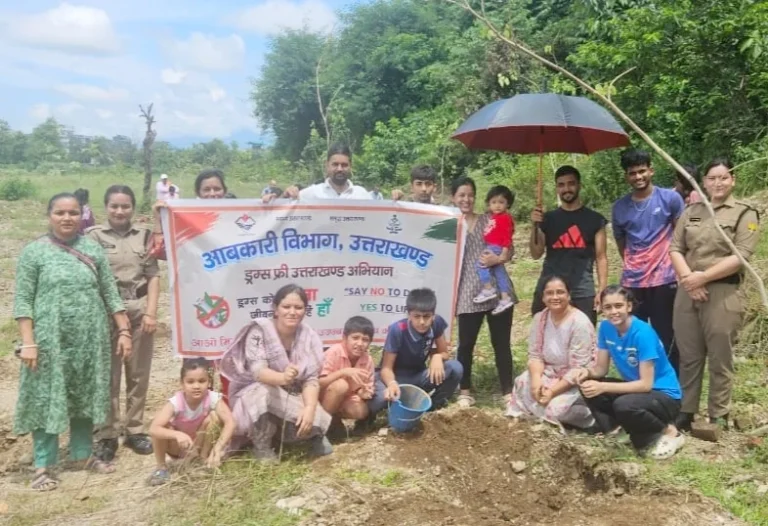 ड्रग्स जागरूकता अभियान के तहत वृक्षारोपण, बच्चों ने दिया नशामुक्त