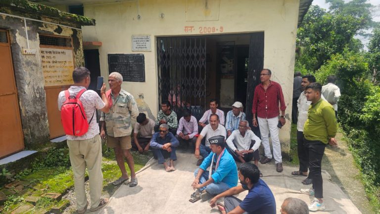 देवराना गांव में गुलदार के आतंक से ग्रामीणों में आक्रोश, वन विभाग के खिलाफ प्रदर्शन