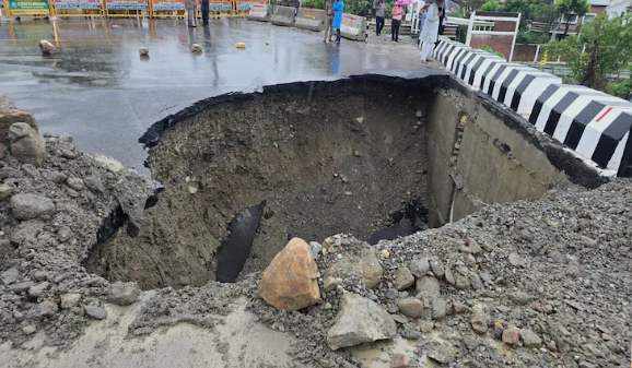 देहरादून में टोंस नदी पर बने पुल का अप्रोच रोड
