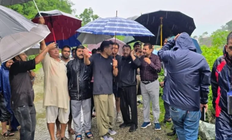 देहरादून में बारिश से हालात गंभीर: डीएम आशीष चौहान ने