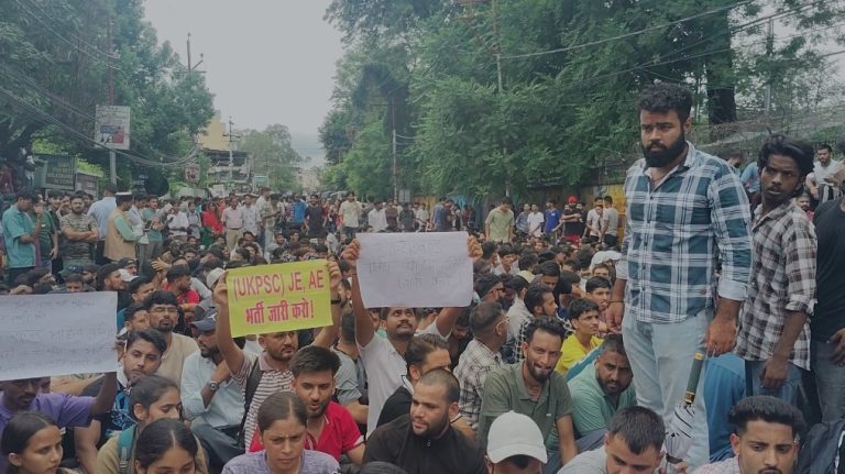 देहरादून में बेरोजगार युवाओं का सचिवालय कूच, सरकार के खिलाफ किया प्रदर्शन