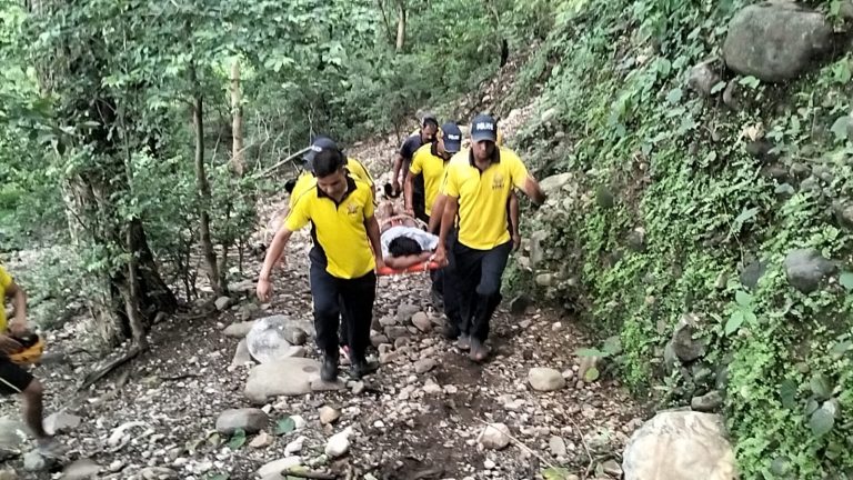 देहरादून रोड सेल्फी प्वाइंट पर हादसा, 200 फीट गहरी खाई में गिरा युवक; SDRF ने बचाई जान