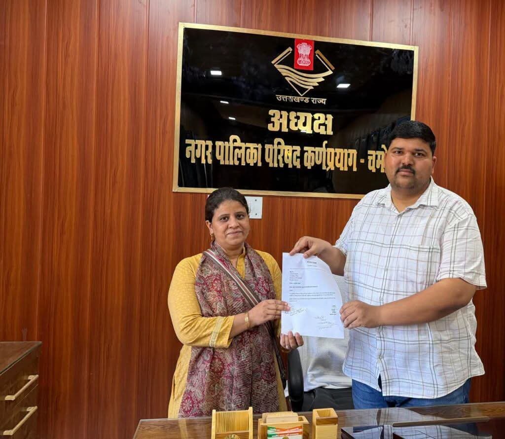 नगर पालिका कर्णप्रयाग के अध्यक्ष गणेश शाह ने बढ़ाया मदद