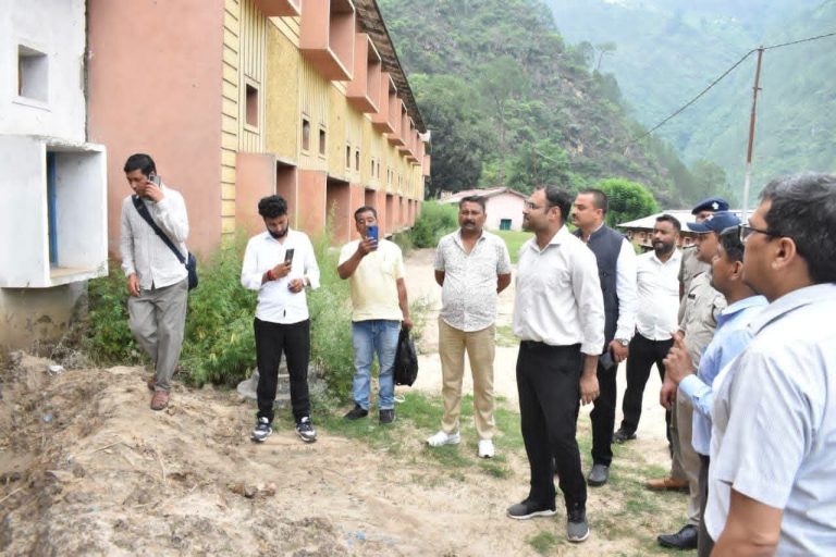 नारायणबगड़ में अतिवृष्टि प्रभावित क्षेत्रों का जिलाधिकारी ने किया निरीक्षण