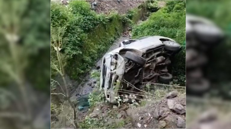 नैनीताल में 20 फीट गहरी खाई में गिरी कार, पैराफिट