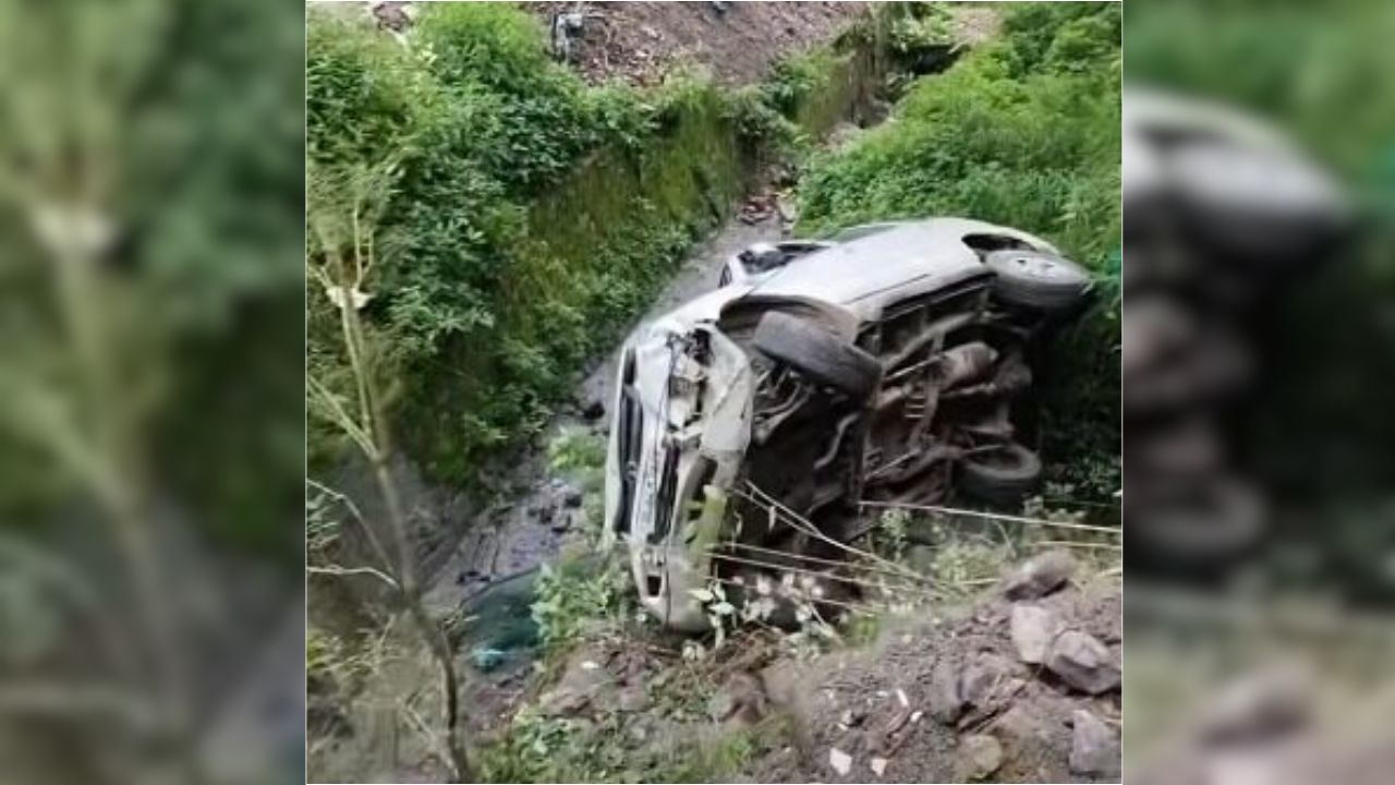 नैनीताल में 20 फीट गहरी खाई में गिरी कार, पैराफिट