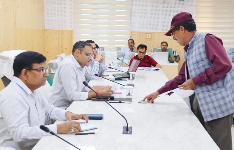 पात्र व्यक्ति प्रधानमंत्री आवास योजना से वंचित न रहे: जिलाधिकारी