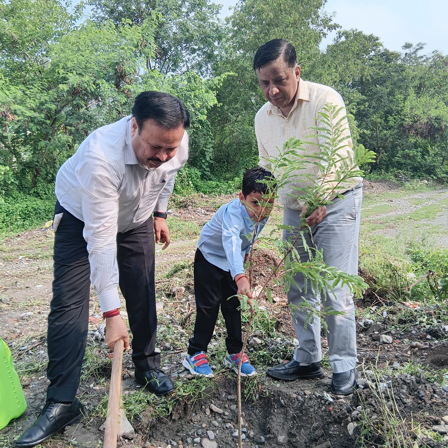 “पेड़ नहीं, आने वाली पीढ़ियों का भविष्य लगा रहे हैं”-