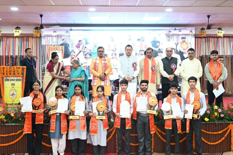 प्रतिभा सम्मान समारोह में मेधावी विद्यार्थियों का सम्मान, मुख्यमंत्री ने
