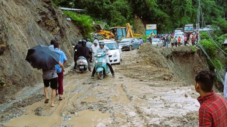 प्रदेशभर में 99 सड़कें बंद,पिथौरागढ़ सबसे ज्यादा प्रभावित, काली नदी