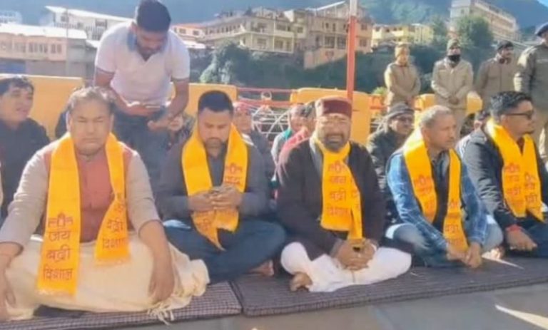 बदरीनाथ मंदिर के चढ़ावे को लेकर बढ़ा विवाद, हेराफेरी के