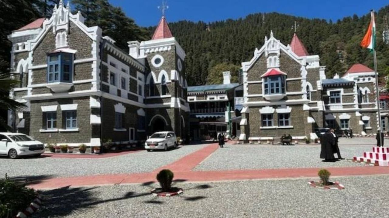 भगवान के दरबार में चोरी कर कानून की शरण में
