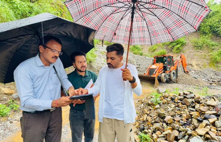भारी बारिश के बीच ग्राउंड जीरो पर उतरे डीएम, कार्लीगाढ़, सहस्रधारा और सपेरा बस्ती का लिया जायजा, दिए सुरक्षा के सख्त निर्देश