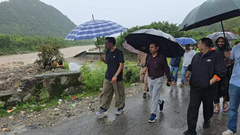 भारी बारिश के बीच ग्राउंड जीरो पर डटे रहे डीएम