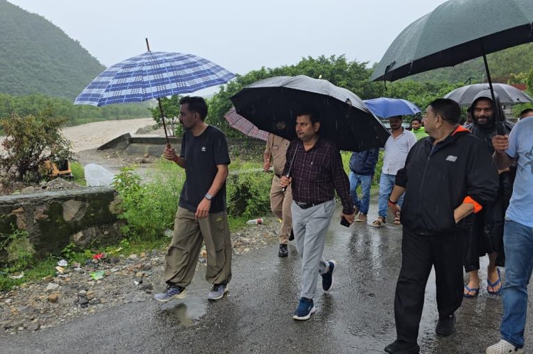 भारी बारिश के बीच डीएम मैदान में, क्षतिग्रस्त सड़कों को जल्द बहाल करने के निर्देश