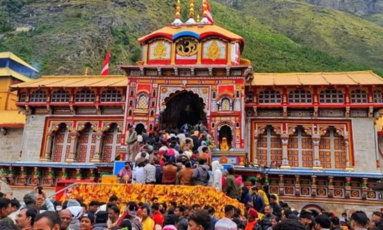 मंदिर के गर्भगृह में स्पाई कैमरा लेकर घुसा श्रद्धालु, पुलिस
