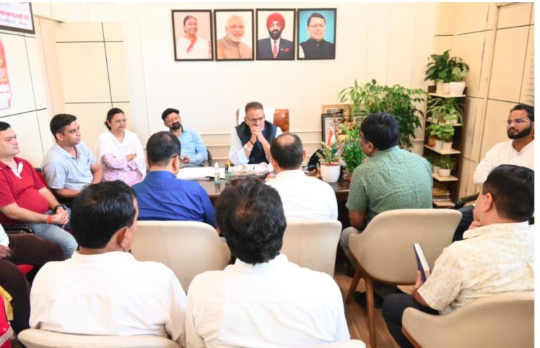 मसूरी की क्षतिग्रस्त सड़कों की मरम्मत में तेजी लाने के निर्देश, मंत्री गणेश जोशी ने की समीक्षा बैठक