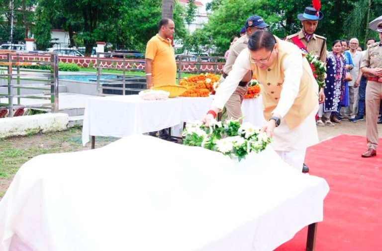 मुख्यमंत्री धामी ने स्व. मनोज मनराल को दी श्रद्धांजलि
