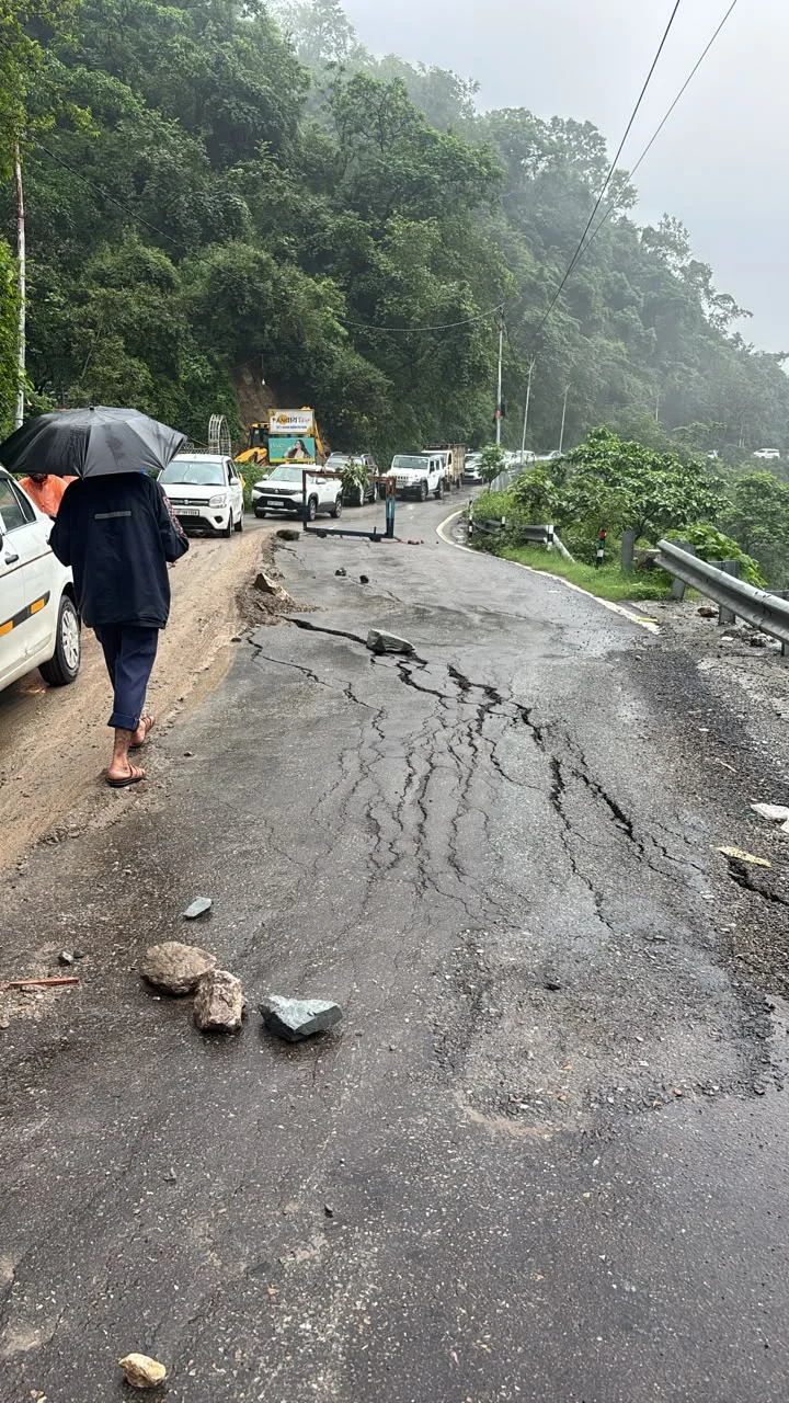 मूसलाधार बारिश का असर: कोलू खेत में भूस्खलन से मसूरी