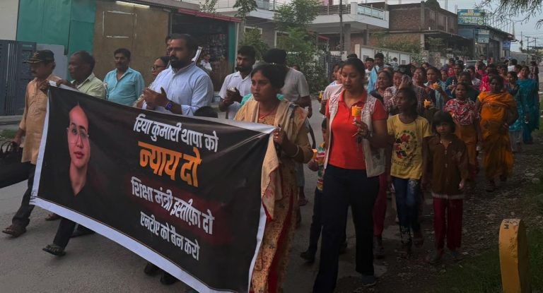 'रिया को न्याय मिले', मोमबत्तियां लेकर सड़कों पर उतरे क्षेत्रवासी
