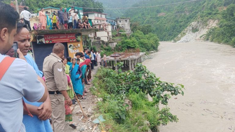 रुद्रप्रयाग में मौत का टापू: मंदाकिनी नदी में अचानक उफान,