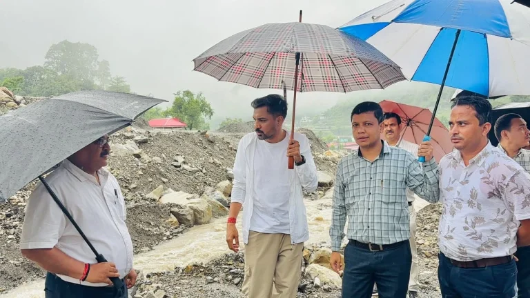 रेड अलर्ट के बीच ग्राउंड जीरो पर उतरे डीएम, संवेदनशील