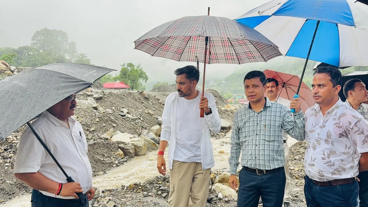 रेड अलर्ट के बीच ग्राउंड जीरो पर उतरे डीएम, संवेदनशील