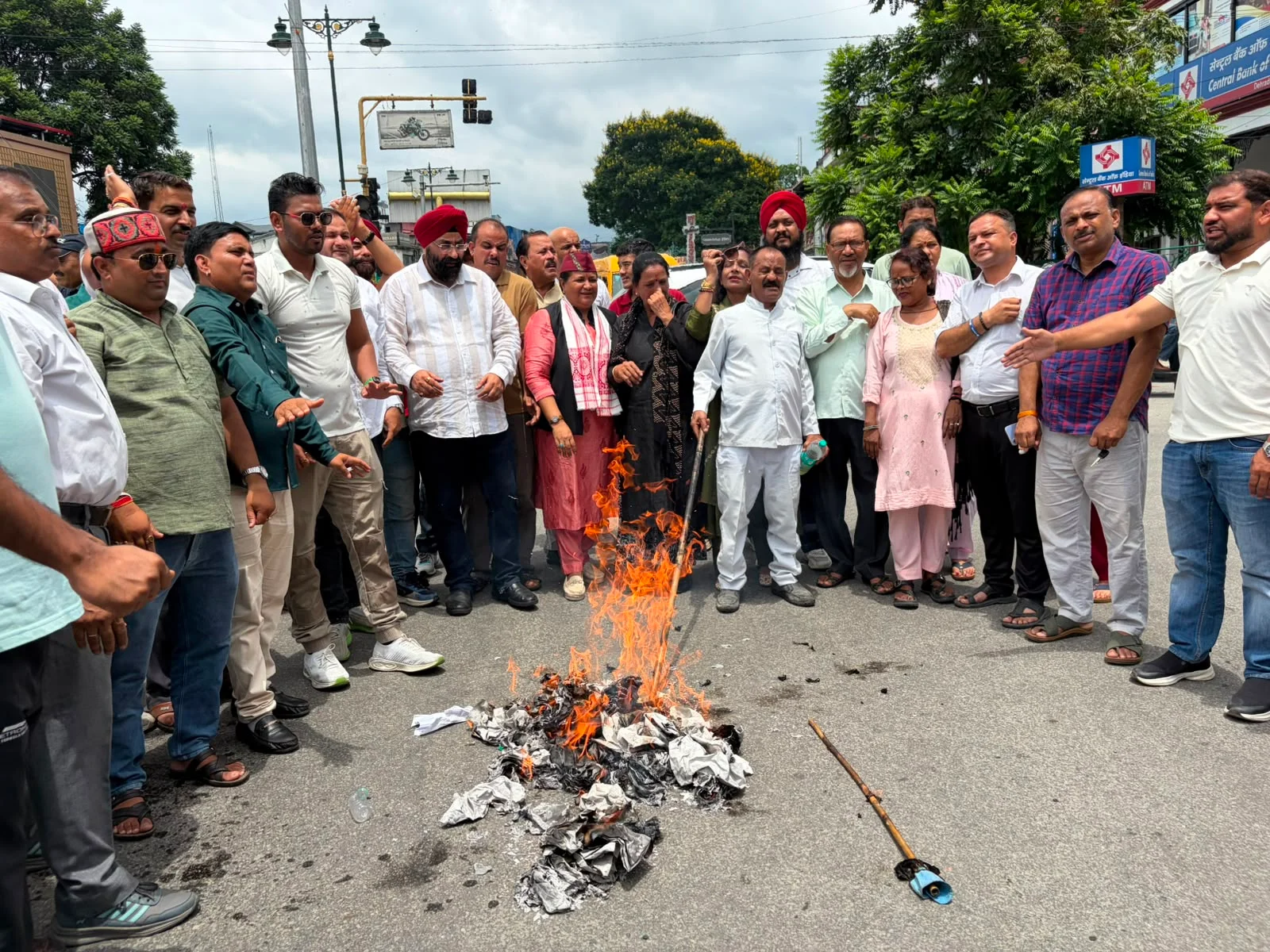 लोकतांत्रिक अधिकारों के हनन का आरोप, कांग्रेस ने फूंका केंद्र