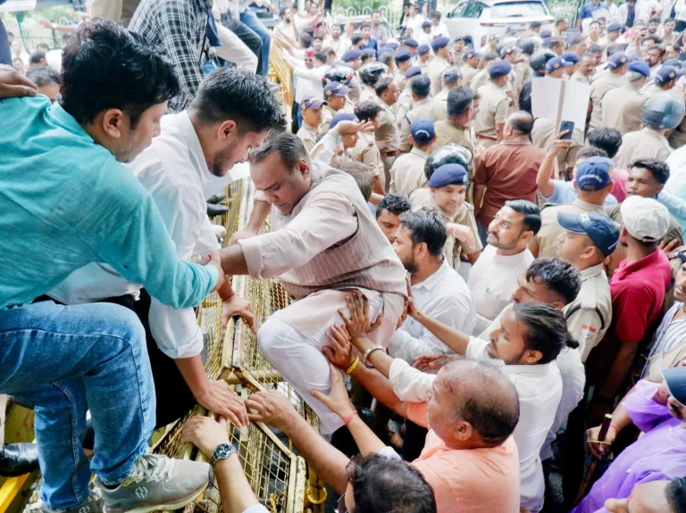 लोकतांत्रिक मर्यादाओं के मुद्दे पर भाजपा का प्रदर्शन, कांग्रेस मुख्यालय