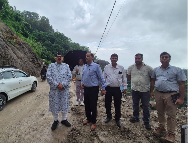लोनिवि मंत्री महाराज ने किया मसूरी, कोल्हूखेत, पानी वाले बैंड सड़क का औचक निरीक्षण