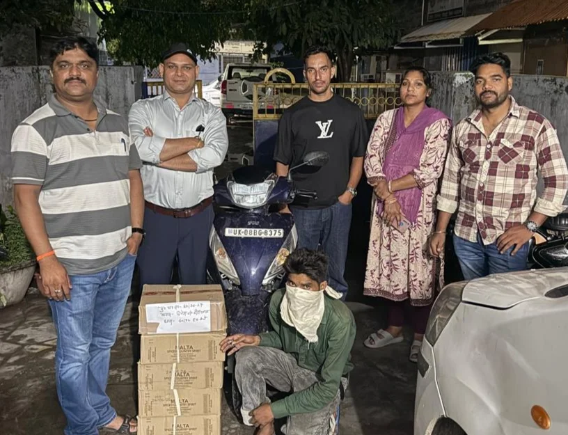 शराब तस्करी पर आबकारी का वार, पांच पेटी देशी शराब