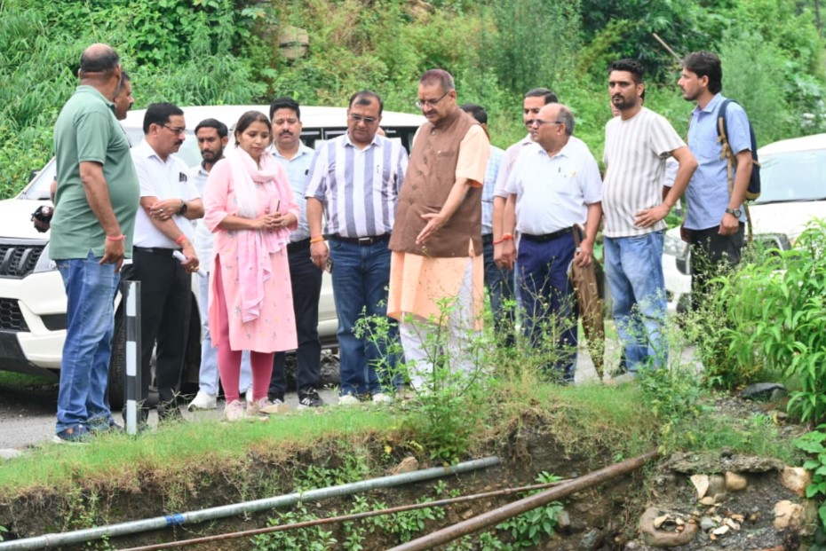 संवेदनशील क्षेत्रों का दौरा कर कैबिनेट मंत्री गणेश जोशी ने सुरक्षात्मक कार्यों का लिया जायजा