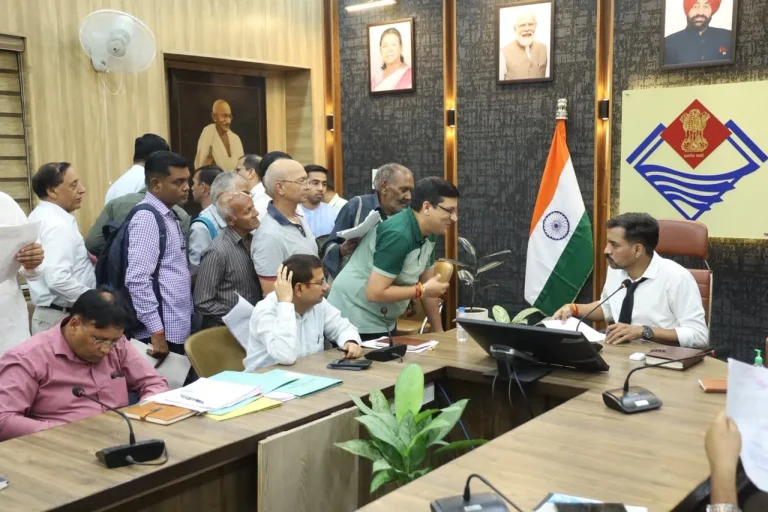 समाधान दिवस में डीएम सख्त: 164 शिकायतों पर त्वरित कार्रवाई