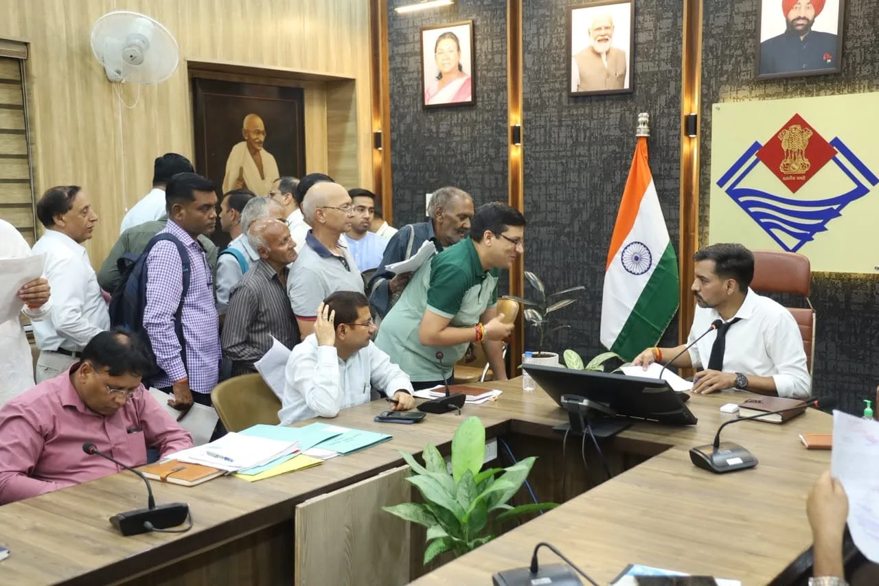 समाधान दिवस में डीएम सख्त: 164 शिकायतों पर त्वरित कार्रवाई