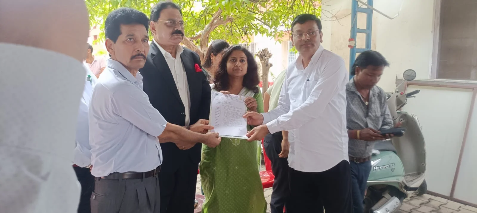 सरकार के आश्वासन पर 16 दिन बाद जल संस्थान कर्मियों