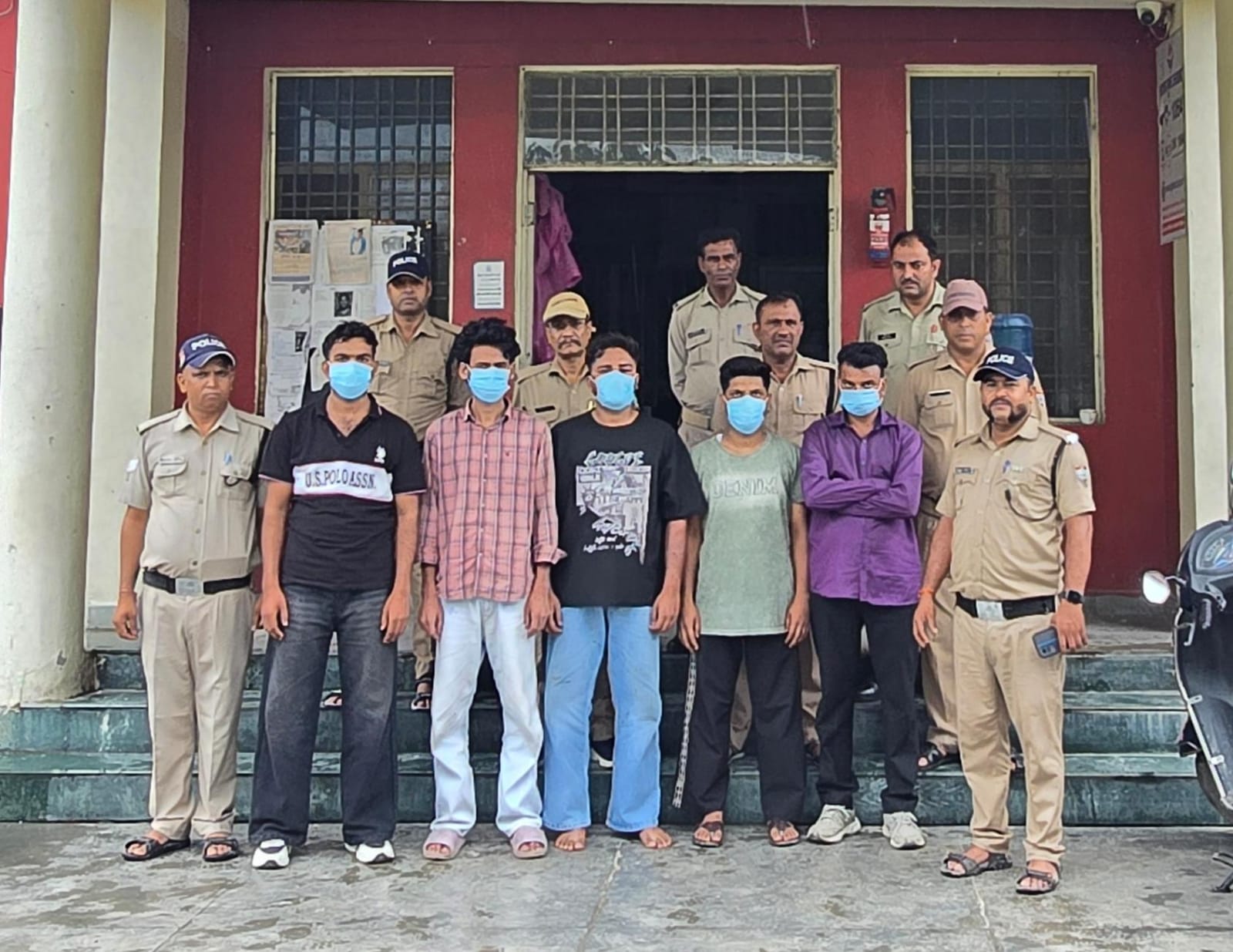 सार्वजनिक स्थान पर हंगामा कर रहे 5 लोग गिरफ्तार, दून पुलिस की कार्रवाई