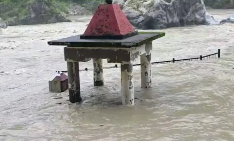 सावन में अद्भुत दृश्य: कोटेश्वर महादेव गुफा तक पहुंचा अलकनंदा