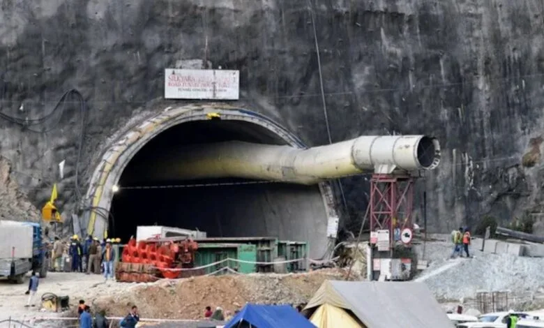 सिल्क्यारा टनल में बड़ा हादसा, कंक्रीट ब्लॉक गिरने से मजदूर