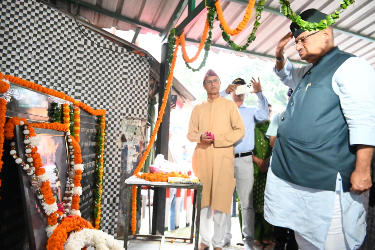 सैनिक कल्याण मंत्री गणेश जोशी ने अमर शहीद राइफलमैन मनोज